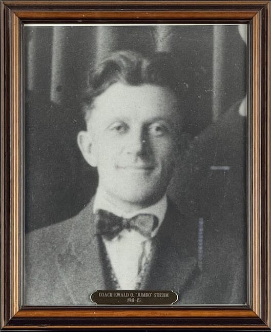 Black-and-white portrait of Ewald Stiehm, smiling, in a bow tie.
